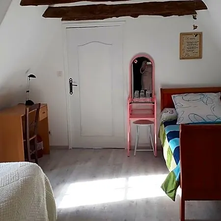 Halte Aux Places Marcillac-Saint-Quentin